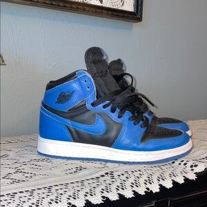 Nike Air Jordan 1 Retro High OG sneakers in the "Dark Marina Blue" colorway